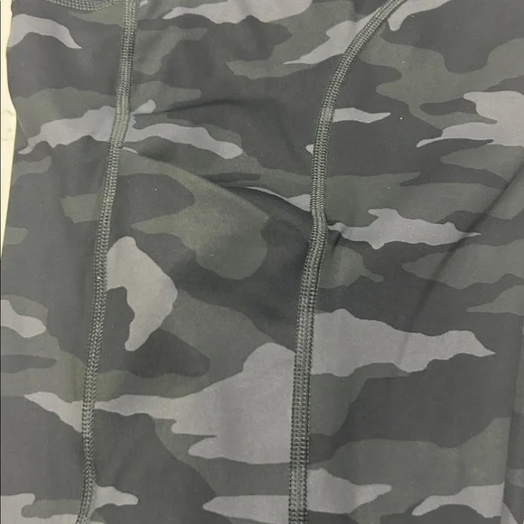 ATHLETA Ultimate Stash Pocket Camo 7/8 Tight #531773 Size Medium - Picture 8 of 8